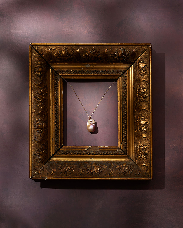 Yellow gold pendant with baroque pearl and pavé white diamonds.