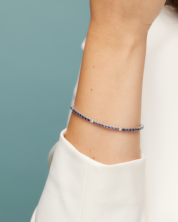 White gold tennis bracelet, set with blue sapphires and diamonds
